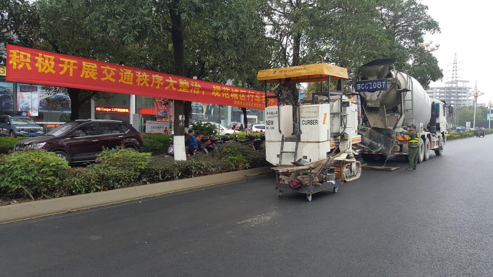 為什么說路緣石滑模機是混凝土滑模攤鋪的好幫手呢？