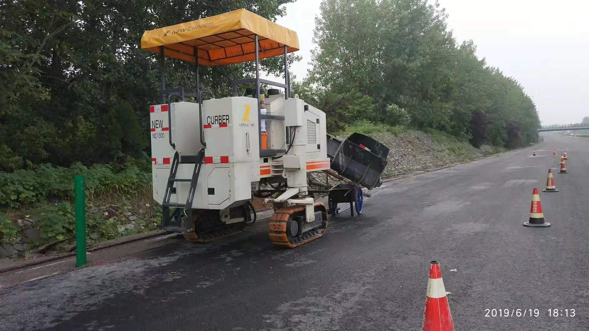 路緣石滑模機技術(shù)正在不斷創(chuàng)新，從而提高施工質(zhì)量及效率